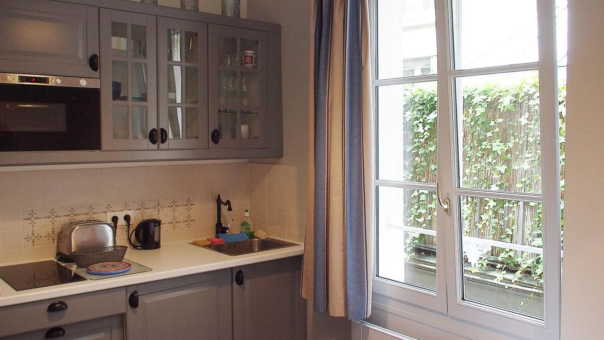 Apartment Petit - Oasis In Marais